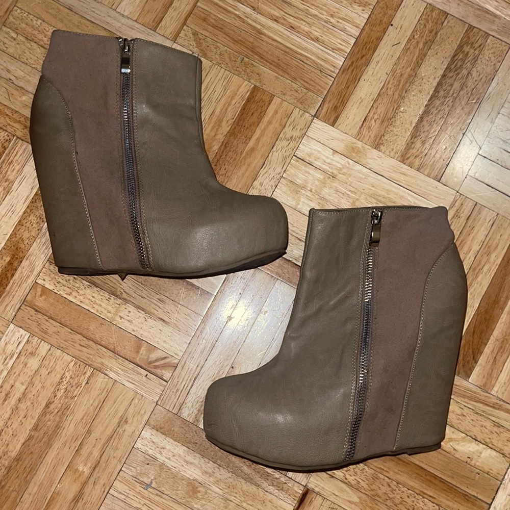 Glaze Platform Beige Booties. Size 9.